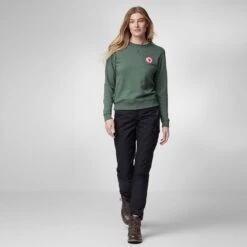 FJÄLLRÄVEN Pullover 1960 Logo Badge Sweater W Für Frauen 020-999 - Grey-Melange XXS Pullover 1960 Logo Badge Sweater W Für Frauen -Angebote Abenteuer Set Store 1960 Logo Badge Sweater W 87230 679 C MODEL FJR 1280x1280