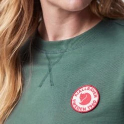 FJÄLLRÄVEN Pullover 1960 Logo Badge Sweater W Für Frauen 020-999 - Grey-Melange XXS Pullover 1960 Logo Badge Sweater W Für Frauen -Angebote Abenteuer Set Store 1960 Logo Badge Sweater W 87230 679 F DETAIL FJR 1280x1280