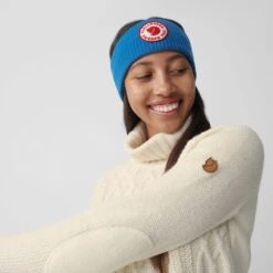 FJÄLLRÄVEN Gestricktes Stirnband 1960 Logo Headband 555 - Dark Navy Gestricktes Stirnband 1960 Logo Headband -Angebote Abenteuer Set Store 1960 Logo Headband 87082 550 D MODEL FJR 1280x1280