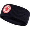 FJÄLLRÄVEN Gestricktes Stirnband 1960 Logo Headband 555 - Dark Navy Gestricktes Stirnband 1960 Logo Headband 2 FJÄLLRÄVEN Gestricktes Stirnband 1960 Logo Headband 555 - Dark Navy Gestricktes Stirnband 1960 Logo Headband -Angebote Abenteuer Set Store 1960 Logo Headband 87082 555 A MAIN FJR 1280x1280