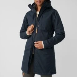 FJÄLLRÄVEN Kiruna Damen Parka, Gefüttert 050 - Basalt XL Kiruna Damen Parka, Gefüttert -Angebote Abenteuer Set Store Kiruna Padded Parka W 89644 555 I DETAIL FJR 1280x1280