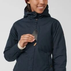 FJÄLLRÄVEN Kiruna Damen Parka, Gefüttert 050 - Basalt XL Kiruna Damen Parka, Gefüttert -Angebote Abenteuer Set Store Kiruna Padded Parka W 89644 555 K DETAIL FJR 1280x1280