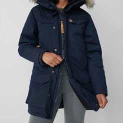 FJÄLLRÄVEN Nuuk Damen Parka 550 - Black M Nuuk Damen Parka -Angebote Abenteuer Set Store Nuuk Parka W 86369 555 G DETAIL FJR 1280x1280