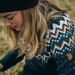 FJÄLLRÄVEN Övik Knit Roller Neck Damen Strick Rollkragen Pullover 113-614 - Chalk White-Patina Green XS Övik Knit Roller Neck Damen Strick Rollkragen Pullover -Angebote Abenteuer Set Store Ovik Knit Roller Neck W6 1280x1280