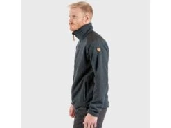 FJÄLLRÄVEN Buck Herren Fleece Jacke 031 - Graphite XS Buck Herren Fleece Jacke -Angebote Abenteuer Set Store fjaellraeven buck fleece m 81328 model2 1280x1280