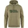 FJÄLLRÄVEN Logo Herren Hoodie 622 - Light Olive M Logo Herren Hoodie -Angebote Abenteuer Set Store fjaellraeven logo hoodie m 84144 622 1280x1280