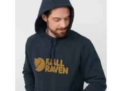 FJÄLLRÄVEN Logo Herren Hoodie 622 - Light Olive M Logo Herren Hoodie -Angebote Abenteuer Set Store fjaellraeven logo hoodie m 84144 model3 1280x1280