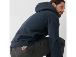 FJÄLLRÄVEN Logo Herren Hoodie 622 - Light Olive M Logo Herren Hoodie -Angebote Abenteuer Set Store fjaellraeven logo hoodie m 84144 model4 1280x1280