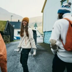 FJÄLLRÄVEN Vardag Pile Damen Fleece Jacke 560 - Navy XS Vardag Pile Damen Fleece Jacke 28 FJÄLLRÄVEN Vardag Pile Damen Fleece Jacke 560 - Navy XS Vardag Pile Damen Fleece Jacke -Angebote Abenteuer Set Store lifestyle Vardag Pile Fleece W 84789 1280x1280