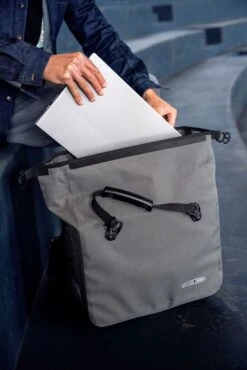 Ortlieb Office-Bag Urban Mit QL 2.1 Halterung, 21l, Pepper Black-Reflective|21l|Hinterradtaschen|L|Quick-Lock2.1 Ortlieb Office-Bag Urban Mit QL 2.1 Halterung, 21l, Pepper -Angebote Abenteuer Set Store office bag MAD 12205 1280x1280