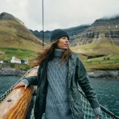 FJÄLLRÄVEN Övik Cable Knit Roller Neck Damen Strick Rollkragen Pullover 555 - Dark Navy M Övik Cable Knit Roller Neck Damen Strick Rollkragen Pullover -Angebote Abenteuer Set Store square Mood FW22 DanielBlom Jackets 5902 EXP 2025 08 01 1280x1280