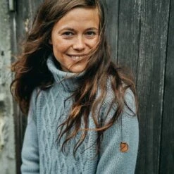 FJÄLLRÄVEN Övik Cable Knit Roller Neck Damen Strick Rollkragen Pullover 555 - Dark Navy M Övik Cable Knit Roller Neck Damen Strick Rollkragen Pullover -Angebote Abenteuer Set Store square Mood FW22 DanielBlom Midlayers 6740 EXP 2025 08 01 1280x1280