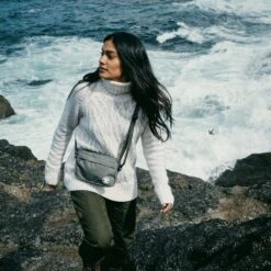 FJÄLLRÄVEN Övik Cable Knit Roller Neck Damen Strick Rollkragen Pullover 555 - Dark Navy M Övik Cable Knit Roller Neck Damen Strick Rollkragen Pullover -Angebote Abenteuer Set Store square Mood FW22 DanielBlom Midlayers 9573 EXP 2025 08 01 1280x1280