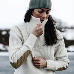 FJÄLLRÄVEN Övik Half Zip Knit W 113 - Chalk White XS Övik Half Zip Knit W -Angebote Abenteuer Set Store square WINTER23 Midlayers 1X5A4773 1280x1280